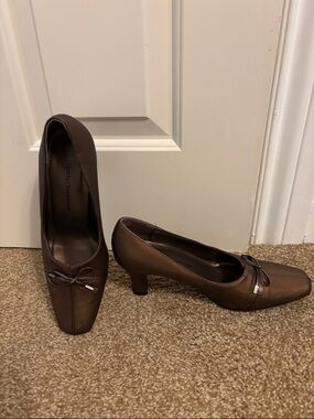 Classic Brown Mid-Heel Pumps with Bow Accent
